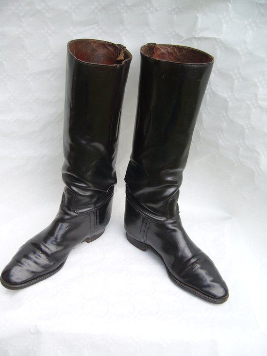 Paar alte Reitstiefel