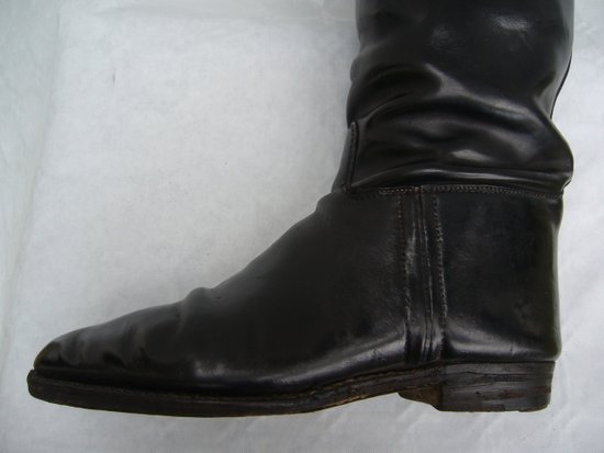 Paar alte Reitstiefel