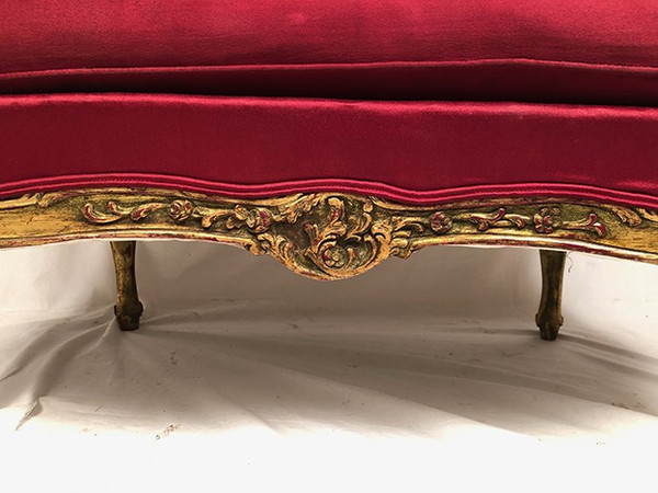 Petit canapé corbeille de style Louis XV, bois doré et double cannage