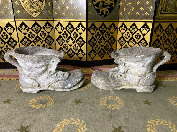 Pair De Jardinière En Pierre Formant Des Chaussures