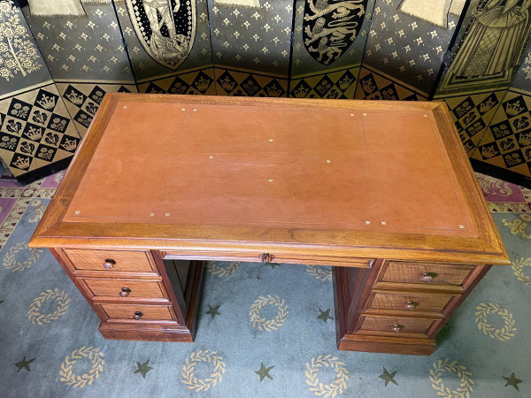 Cabinet Minister's Desk In Walnut