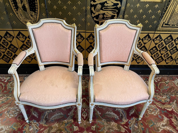 Paire De Fauteuils De Style Louis XVI