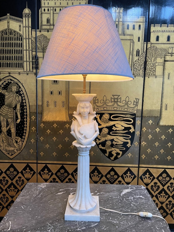 Lampe En Albâtre Représentant La Dame De Pic