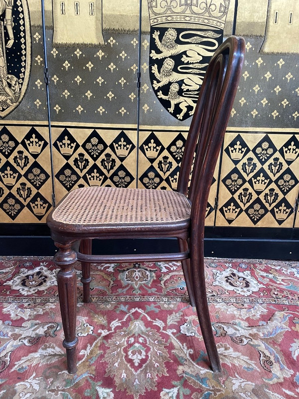 Suite mit 5 Thonet-Rohrgeflechtstühlen