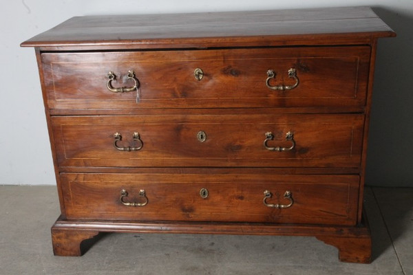 Antique Modena chest of drawers from the 17th century, three walnut and threaded drawers. Restored. 