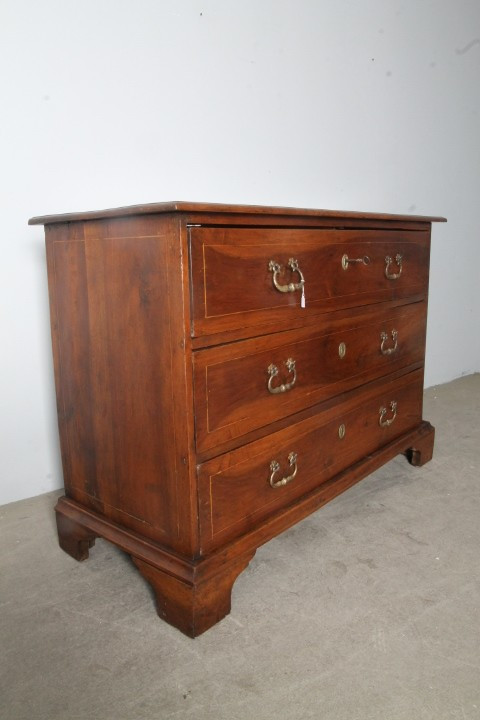 Antique Modena chest of drawers from the 17th century, three walnut and threaded drawers. Restored. 