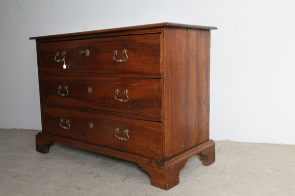 Antique Modena chest of drawers from the 17th century, three walnut and threaded drawers. Restored. 