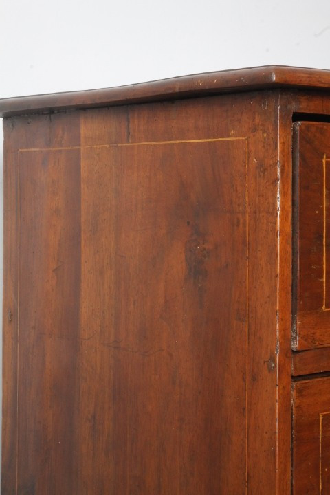 Antique Modena chest of drawers from the 17th century, three walnut and threaded drawers. Restored. 