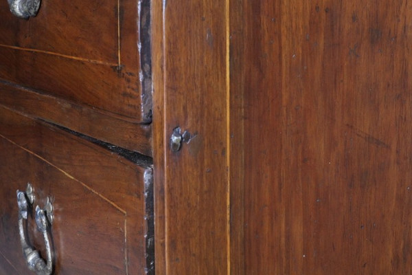 Antique Modena chest of drawers from the 17th century, three walnut and threaded drawers. Restored. 