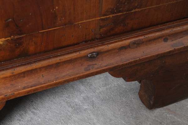 Antique Modena chest of drawers from the 17th century, three walnut and threaded drawers. Restored. 