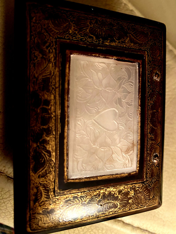 Precious 18th century quadrille game token box in brown lacquer enhanced with gold with tokens