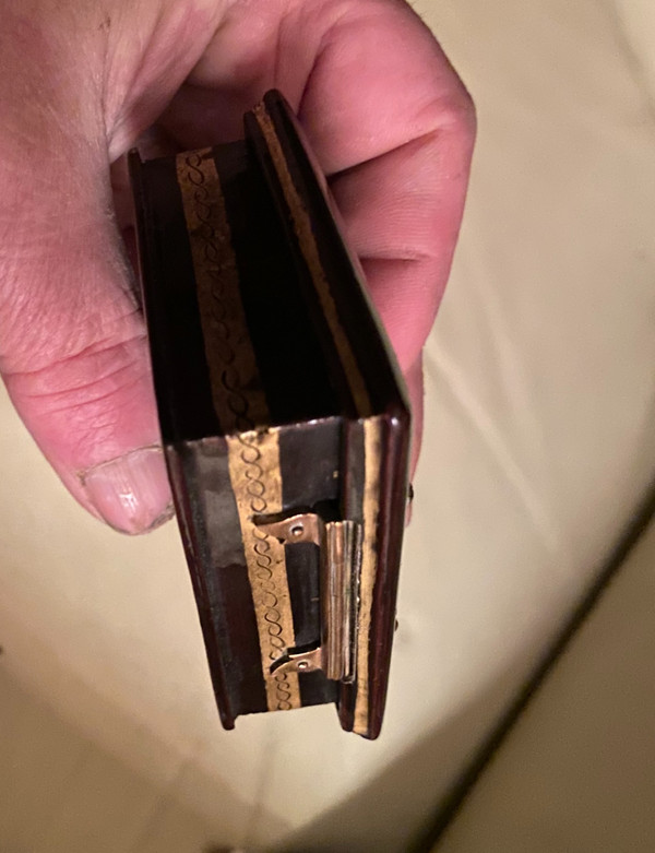 Precious 18th century quadrille game token box in brown lacquer enhanced with gold with tokens