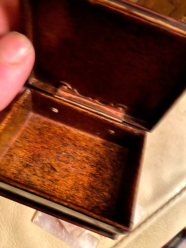 Precious 18th century quadrille game token box in brown lacquer enhanced with gold with tokens