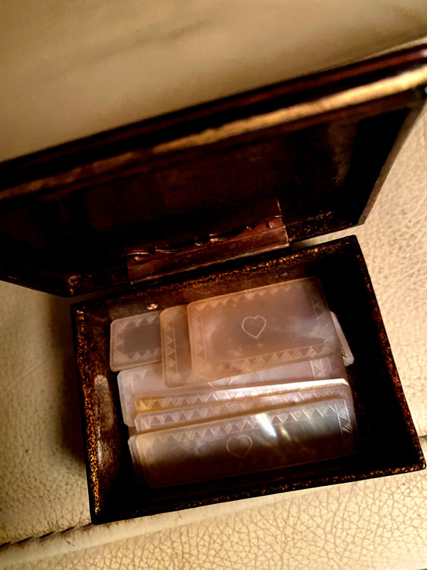 Precious 18th century quadrille game token box in brown lacquer enhanced with gold with tokens