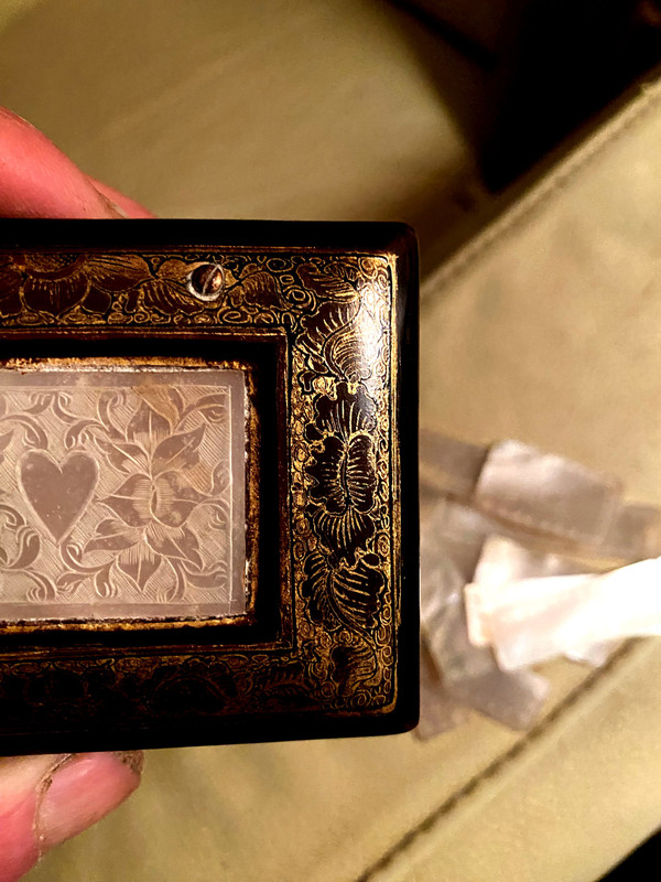 Precious 18th century quadrille game token box in brown lacquer enhanced with gold with tokens