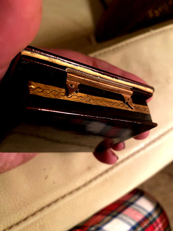 Precious 18th century quadrille game token box in brown lacquer enhanced with gold with tokens