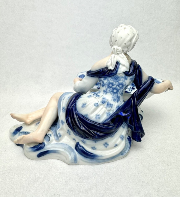 Meissen, statuetta di donna disegnata per sale e pepe