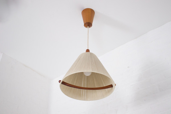 Lampada a sospensione mobile in stile scandinavo.