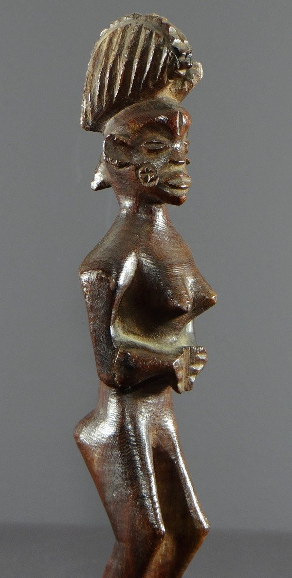 Angola, Peuple Lwena, Premier Tiers Du XXème Siècle, Statue Personnage Féminin En Bois Dur. 