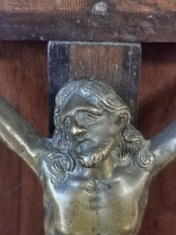 Christus aus Bronze am Kreuz XVII.