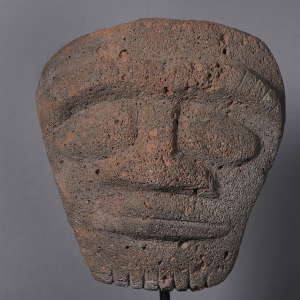 Idol figure in volcanic stone - South America