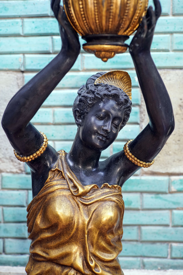 DUBANTON, "FEMME BRONZE POLYCHROME, grand serviteur", XX.