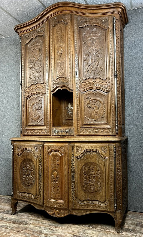 Credenza ad incasso curva Luigi XV in rovere interamente scolpita intorno al 1830