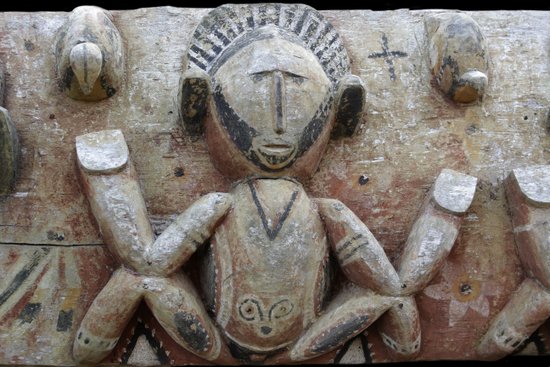 Linteau de case de cérémonie Abelam, Papouasie Nouvelle Guinée, art océanien, sculpture monumentale