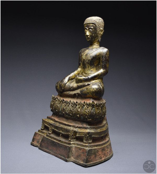 Ancien Royaume de Siam, XVIIIème-XIXème siècle, Grand Bouddha / moine en bronze laqué et doré