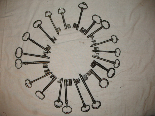 Wrought iron keys from the 16th to 18th century Important collection of 20 pieces