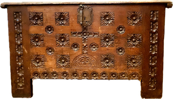 Old Renaissance style chest in carved oak 18th century