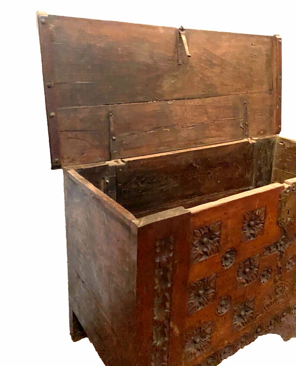 Old Renaissance style chest in carved oak 18th century