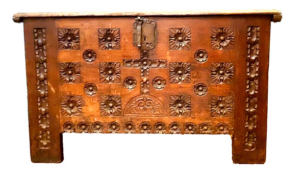 Old Renaissance style chest in carved oak 18th century