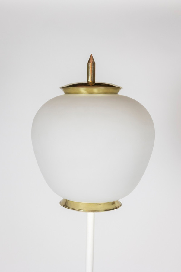 Floor lamp in opaline, lacquered metal and golden brass. 1950s.