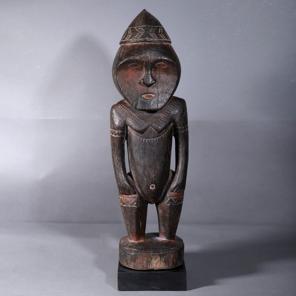 Statue Sepik – figure féminine debout – Papouasie-Nouvelle-Guinée