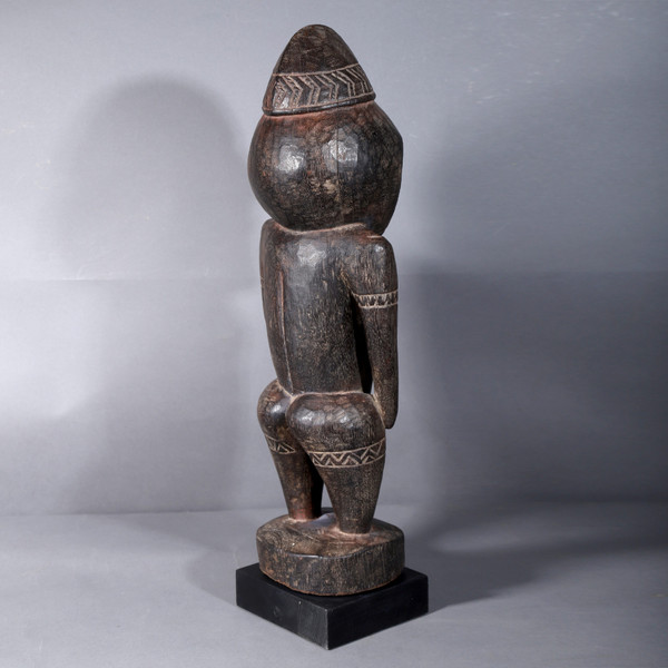 Statue Sepik – figure féminine debout – Papouasie-Nouvelle-Guinée