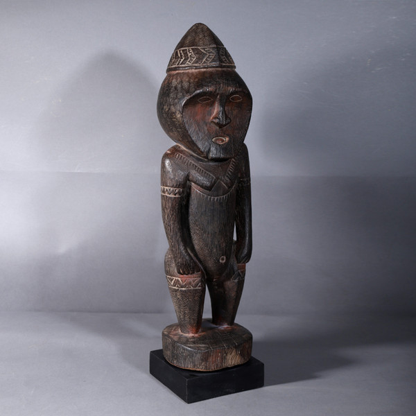 Statue Sepik – figure féminine debout – Papouasie-Nouvelle-Guinée