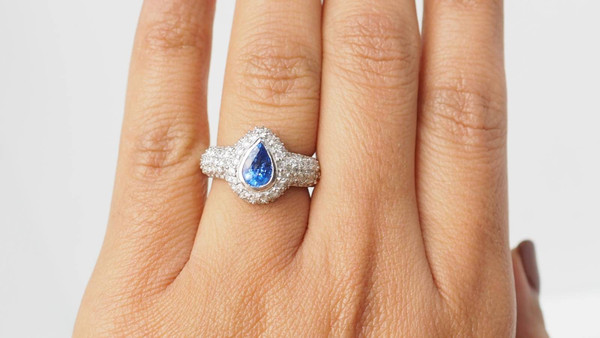 Ring in white gold, Ceylon sapphire and diamonds