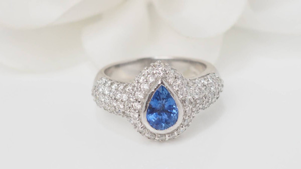 Ring in white gold, Ceylon sapphire and diamonds