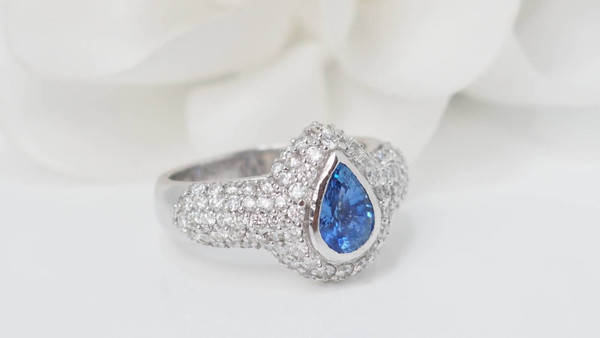 Ring in white gold, Ceylon sapphire and diamonds