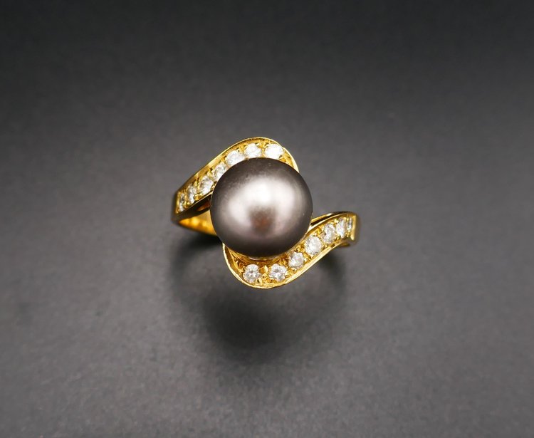 Ring Set With A Tahitian Pearl And Diamonds.