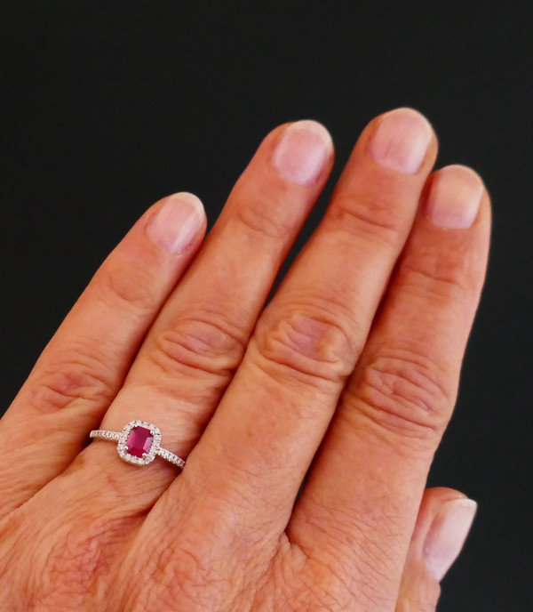 Bague Sertie d'Un Rubis, Entourage Diamants.