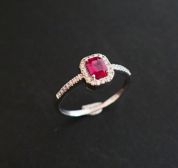 Bague Sertie d'Un Rubis, Entourage Diamants.