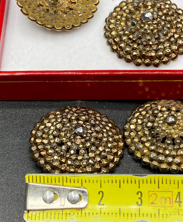 6 19TH CENTURY BUTTONS