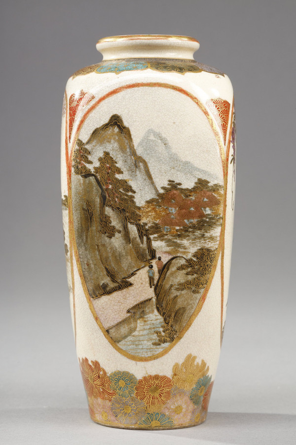 SMALL SATSUMA PORCELAIN VASE FROM JAPAN, MEIJI PERIOD (1868-1912).