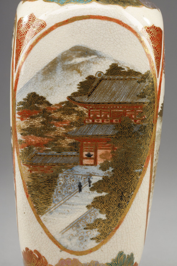 SMALL SATSUMA PORCELAIN VASE FROM JAPAN, MEIJI PERIOD (1868-1912).