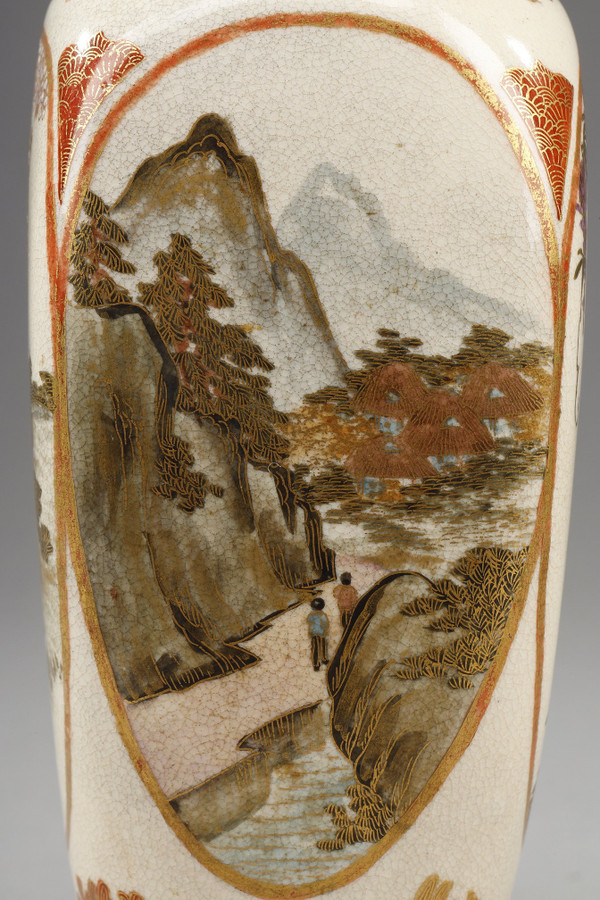 SMALL SATSUMA PORCELAIN VASE FROM JAPAN, MEIJI PERIOD (1868-1912).