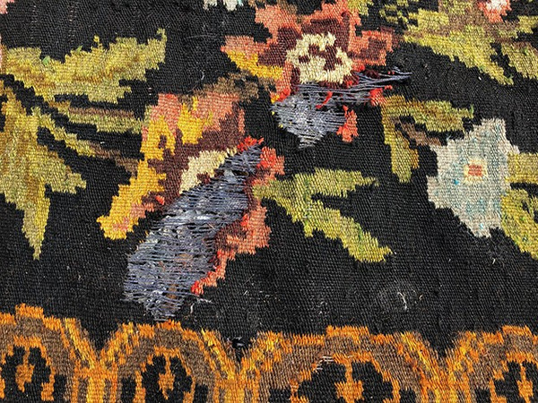 Large old Moldavian kilim rug, woven wool with flower decoration, 310 x 230 cm