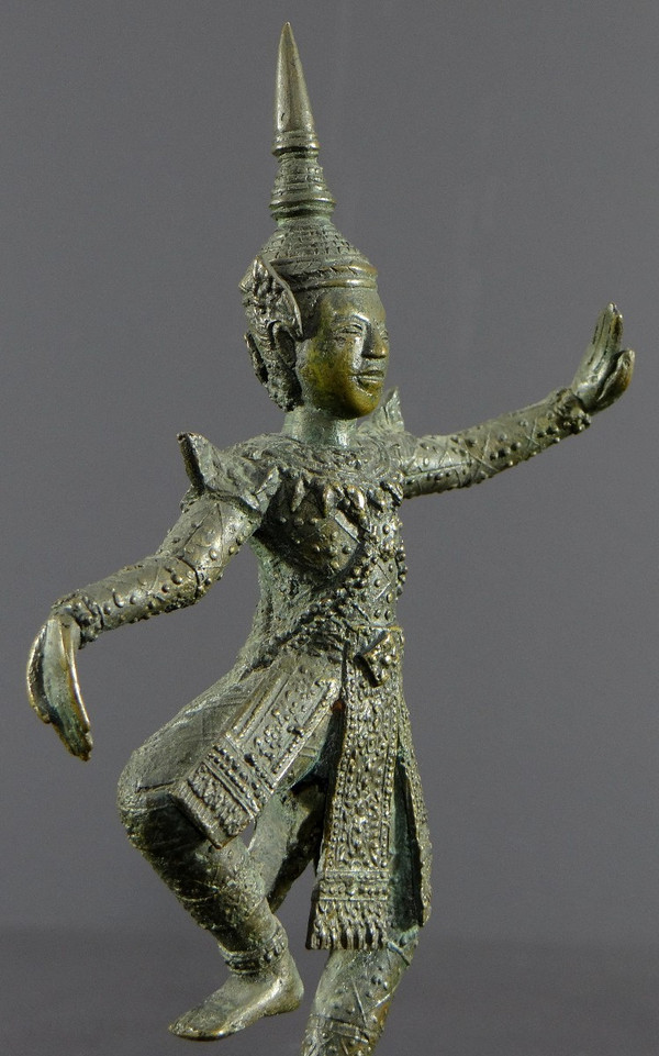 Thailand, frühes 20. Jahrhundert, Bronzestatuette einer traditionellen Tänzerin.