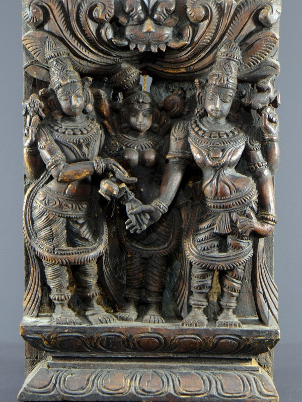 Inde, XXème siècle,  panneau de char en bois sculpté représentant le mariage de Meenakshi.